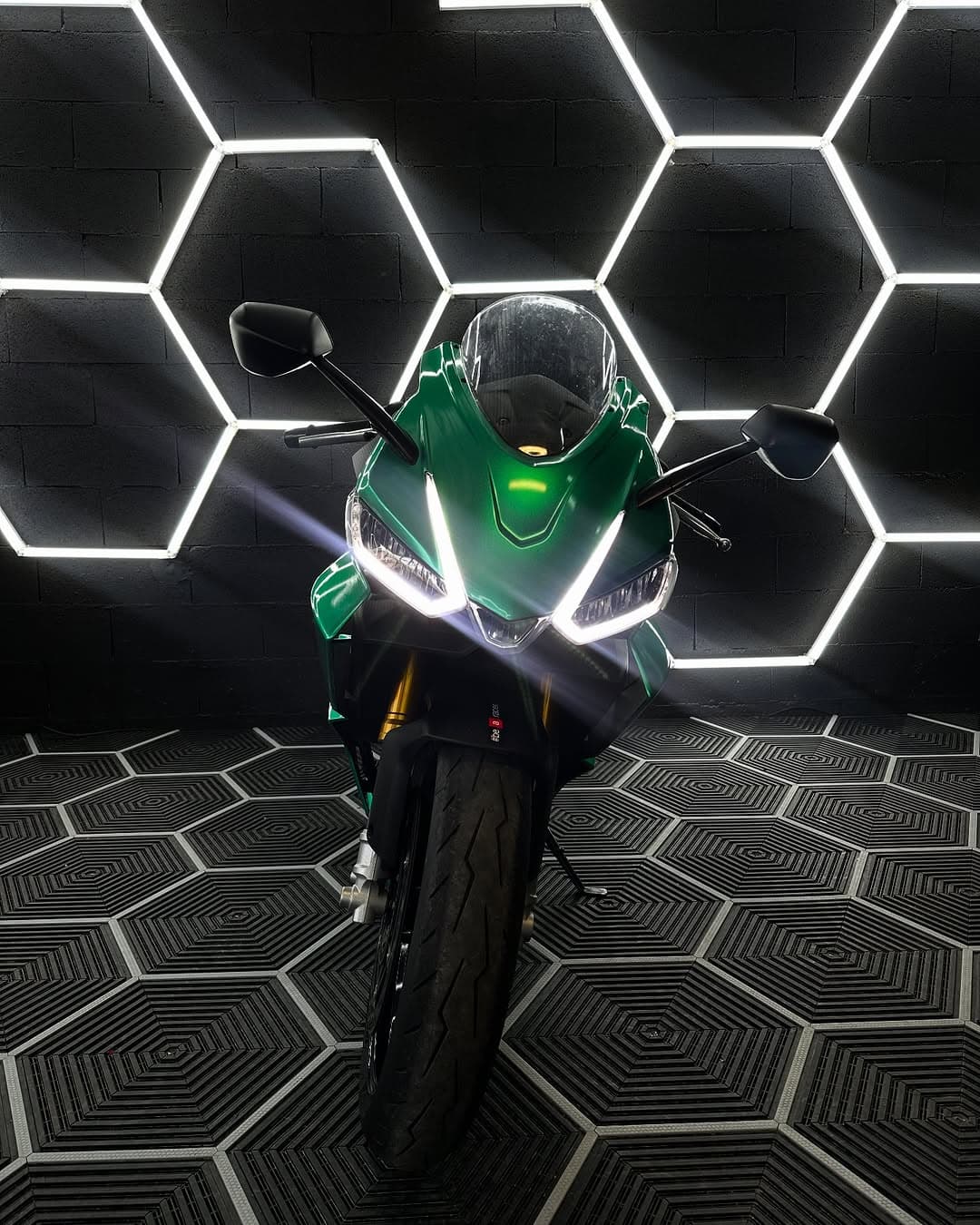 Transformation réussie pour cet Aprilia RS 660 ! � (2)