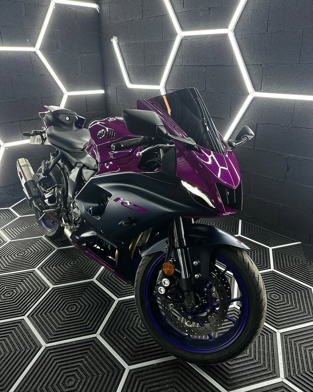 Un nouveau look audacieux pour cette Yamaha R7 ! P (2)