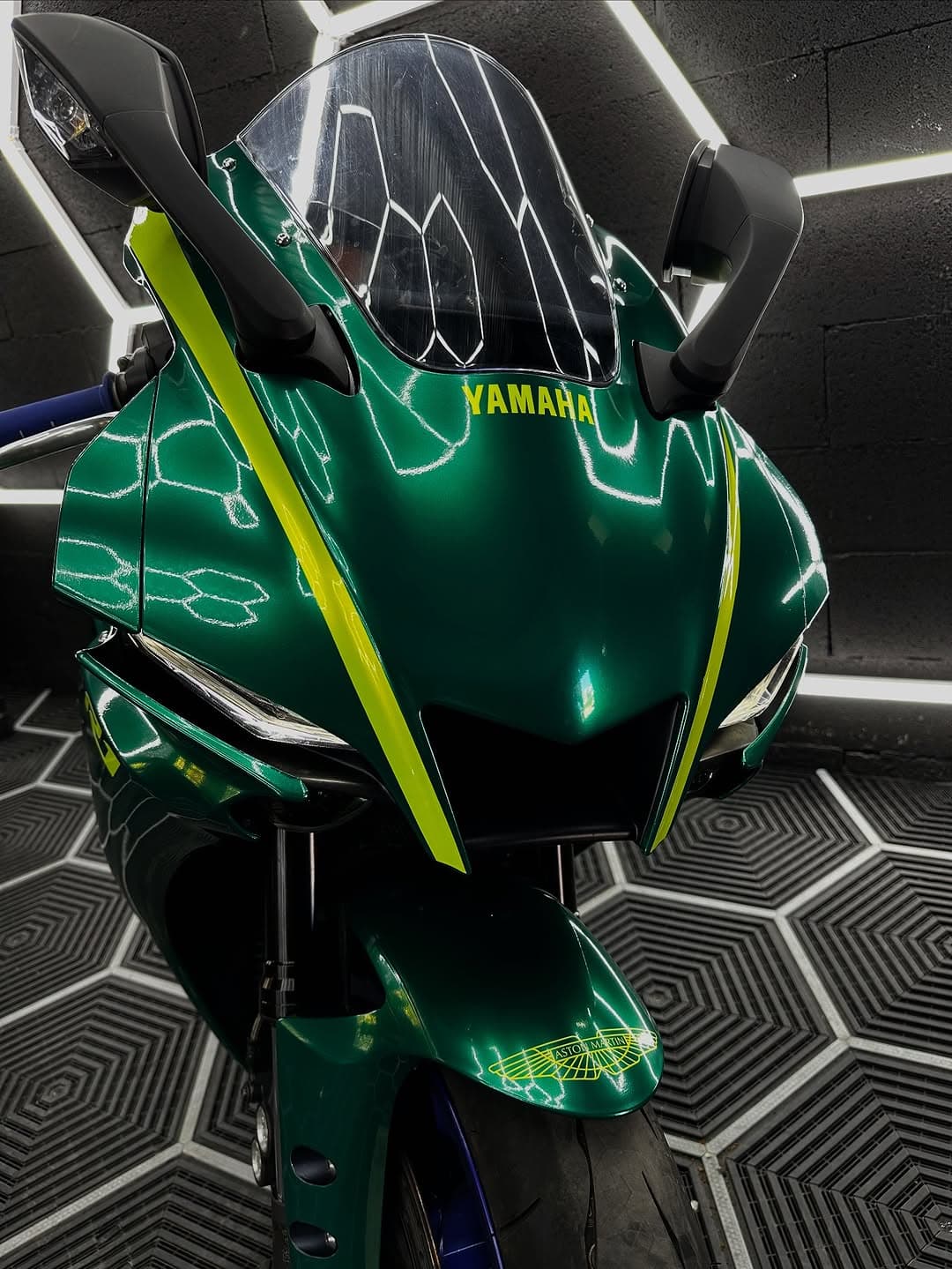 Yamaha R1 2023 Édition Spéciale Aston Martin  (2)
