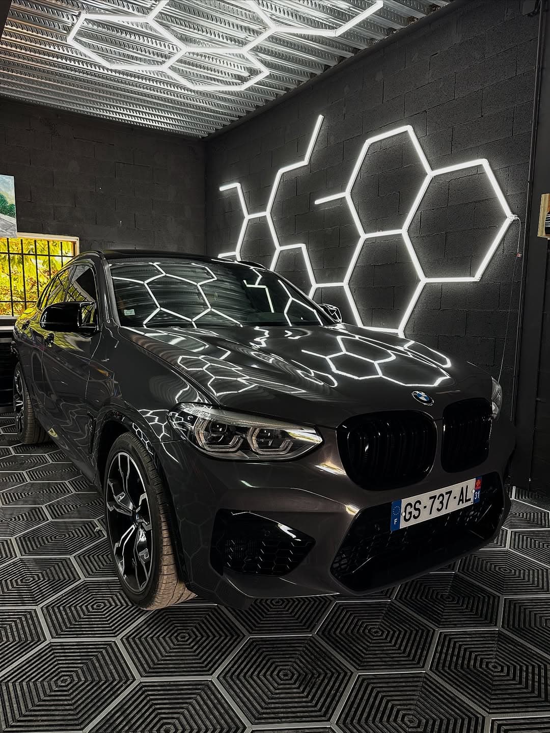 Voici ce BMW X4M compétition , qui était noir d’or