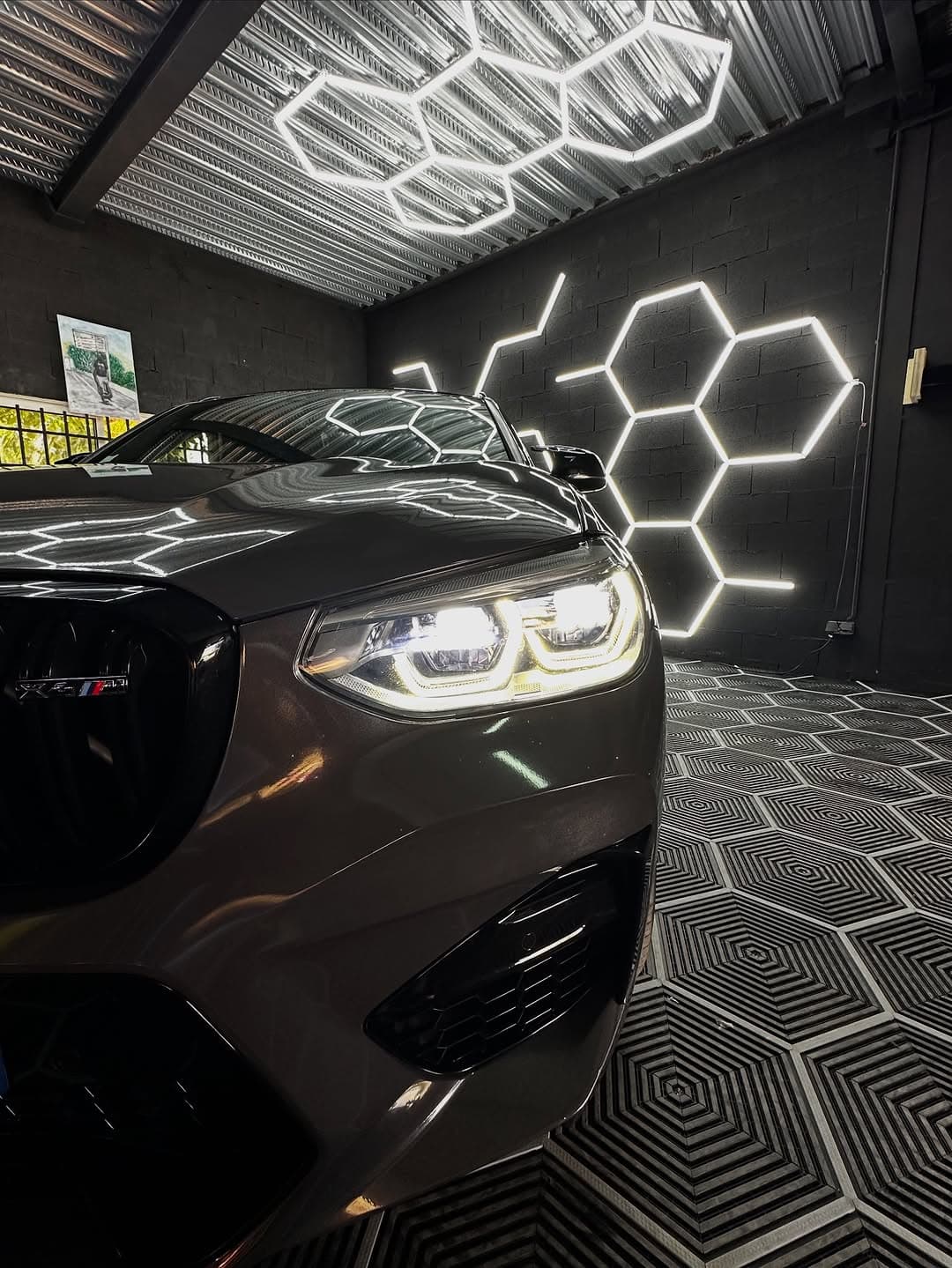 Voici ce BMW X4M compétition , qui était noir d’or (2)